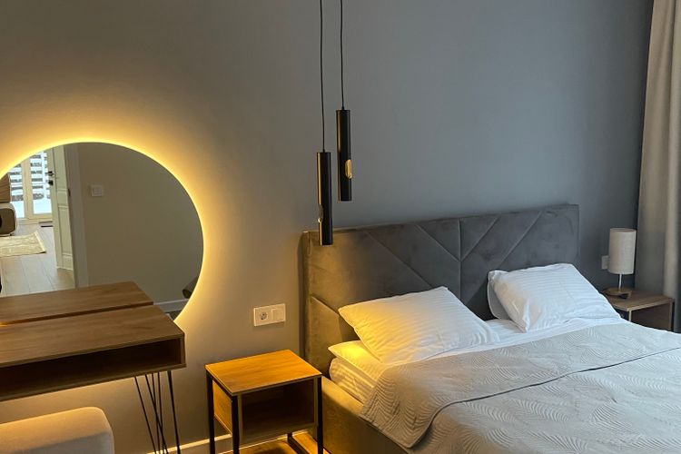 Guest Bedroom Ideas That Make Visitors Feel Right at Home | Illustration of the effect of good lighting and a cohesive colorscheme | Even without accessories, a room with the right color scheme already looks beautiful. | Photo credit: Ekaterina Stepanenko
